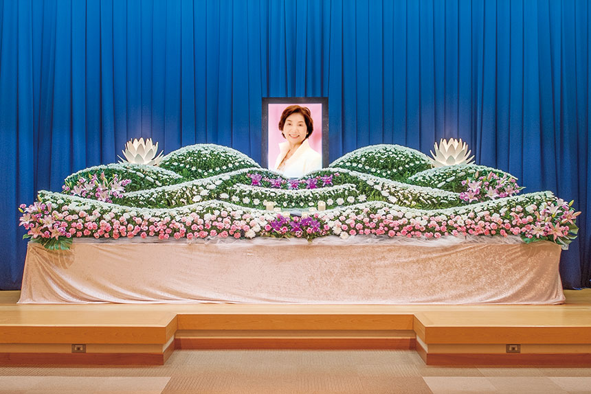 家族葬スタンダードプラン　多くの方を招いた家族葬　彩花
祭壇イメージ写真