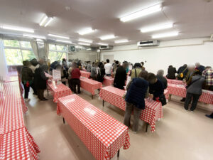 信玄餅詰め放題の様子